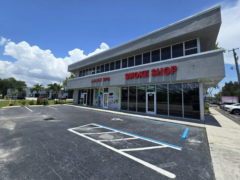 High-Visibility Commercial Corner Unit In Fort Lauderdale