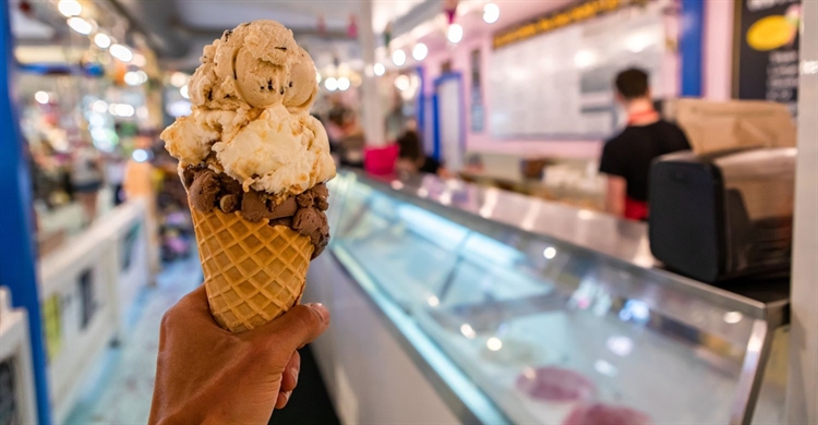Charming Ice Cream Parlor in Growing Coastal Community
